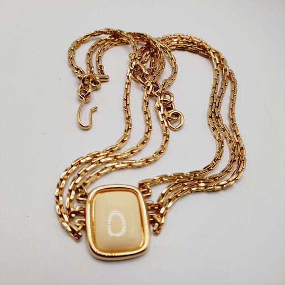 Vintage Monet Cream Cabochon Necklace Gold Plated 18 Inch Signed Pendant - Picture 13 of 13